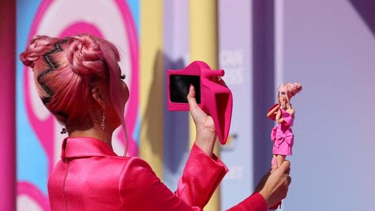 Il difetto di Barbie: la sua perfezione. Ecco perché le bambine l’hanno sempre maltrattata