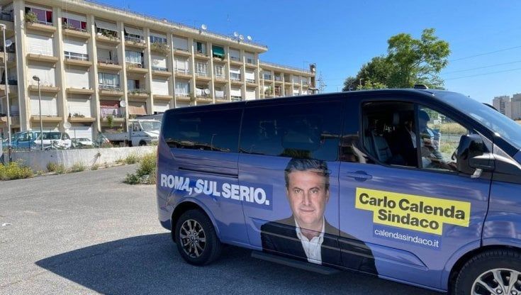 Come un Carlo in tangenziale. Calenda in visita a Bastogi, set del film con Cortellesi e Albanese