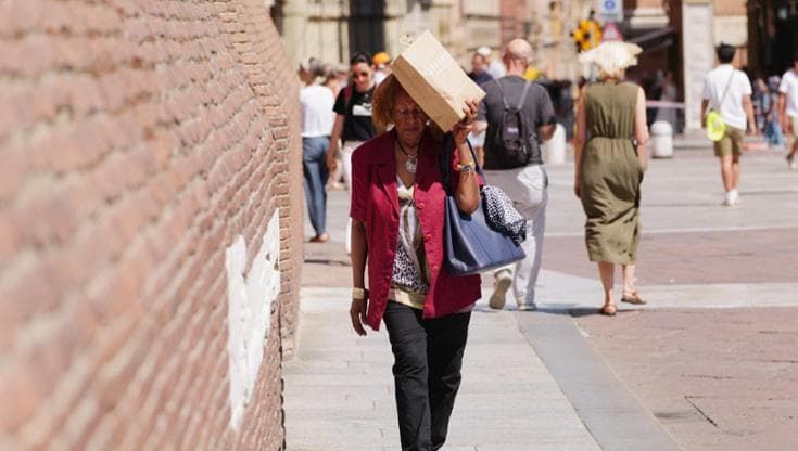 Il giorno più caldo: Bologna a 40 gradi, record a Imola e Parma con 41. Al Cimone sono più di 21