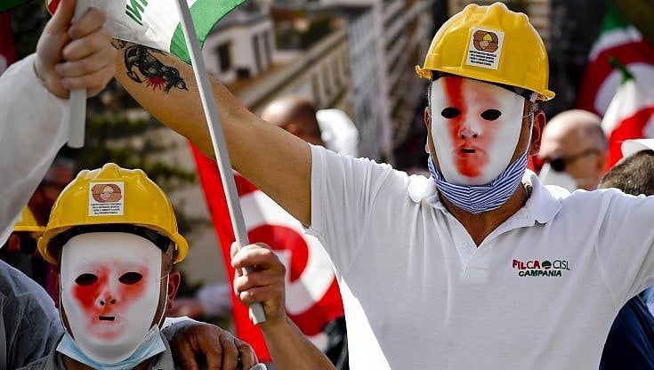 Contratti scaduti per mezza Italia. La maxi inflazione si mangia i salari