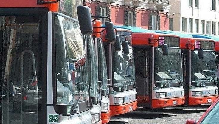 Bus a 20 euro all'anno a Bari, via ai click: disponibili 20mila abbonamenti, 1.600 in quattro ore. Ecco come funziona
