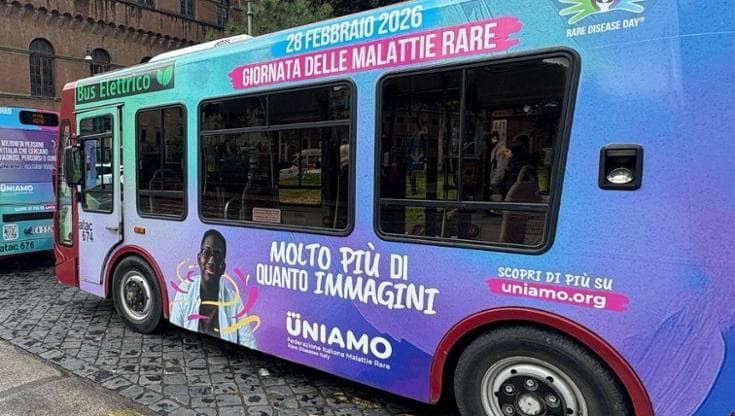 Aspettando la Giornata delle Malattie Rare: l’informazione viaggia (anche) sui bus