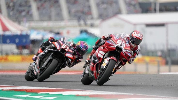 Martin vince la Sprint e scivola festeggiando. Marquez penalizzato per aver centrato Di Giannantonio