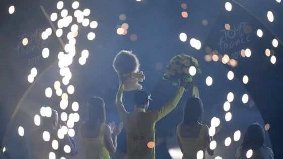 Ciclismo, il mondo celebra Bernal. Shakira: ''Vittoria al Tour è incredibile''