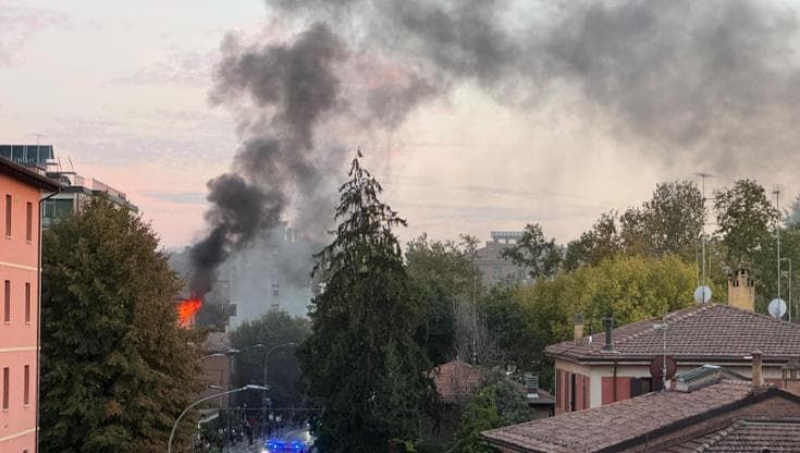 Incendio in via Fioravanti. “Bruciava tutto, un ragazzo eroe ha fatto uscire gli inquilini”