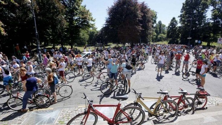 "Troppo inquinamento in città, meglio la bici della macchina". la protesta dei seguaci di Greta