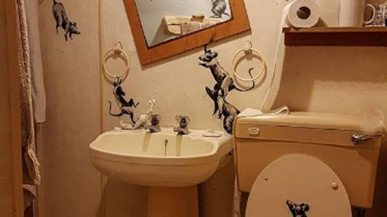 Banksy al lavoro anche in casa: i ratti invadono il bagno