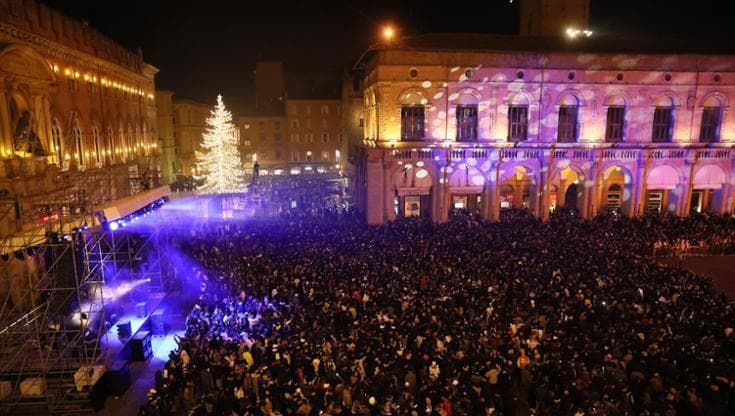 In alto i calici, in piazza col Vecchione o nei teatri: cosa fare stasera per salutare il 2025