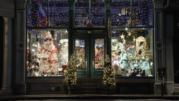 Retail, con la crisi energetica 1 commerciante su 3 rinuncerà alle decorazioni di Natale