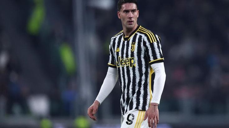 “Vlahovic sei uno zingaro”, per il giudice sportivo è solo un coro becero: 12mila euro di multa alla Roma
