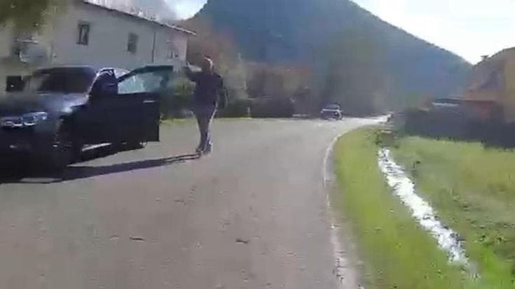 Litiga con due ciclisti, poi ne investe uno per vendetta: automobilista incastrato dalla bike cam