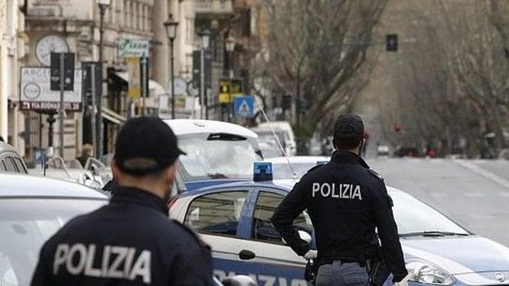 Disperata, tenta di lanciarsi dal tetto di casa: salvata dalla polizia