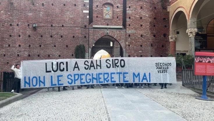 San Siro, ultrà dell'Inter in protesta: "Giù le mani dal nostro stadio"