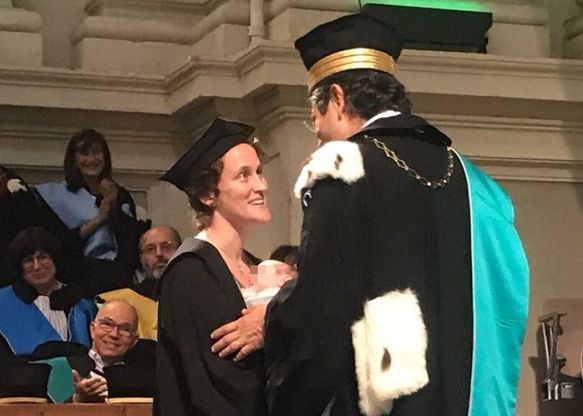 L'Ateneo di Bologna proclama 300 dottori di ricerca. Sotto la toga, la mamma abbraccia il figlio neonato