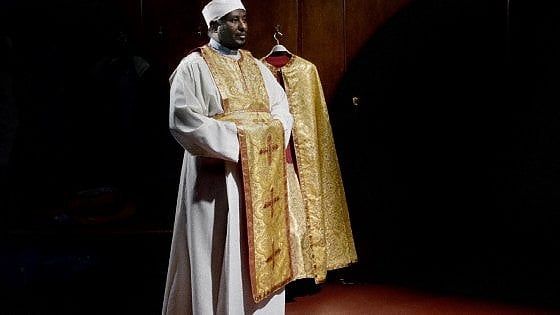 Parla padre Mosè, il suo cellullare è il salvagente dei migranti