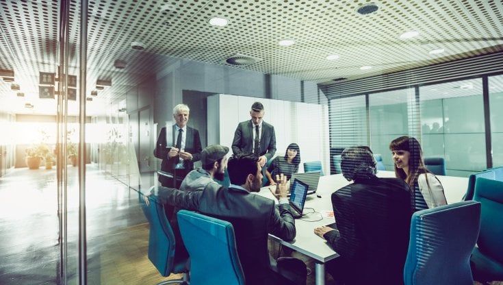 Regno Unito, 4 giorni di lavoro a settimana e senza taglio allo stipendio: al via l'esperimento