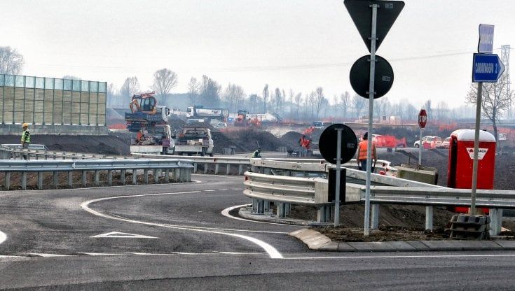 Entra in scooter nel cantiere dell'autostrada e urta un cavo d'acciaio: morto 48enne a San Donato Milanese