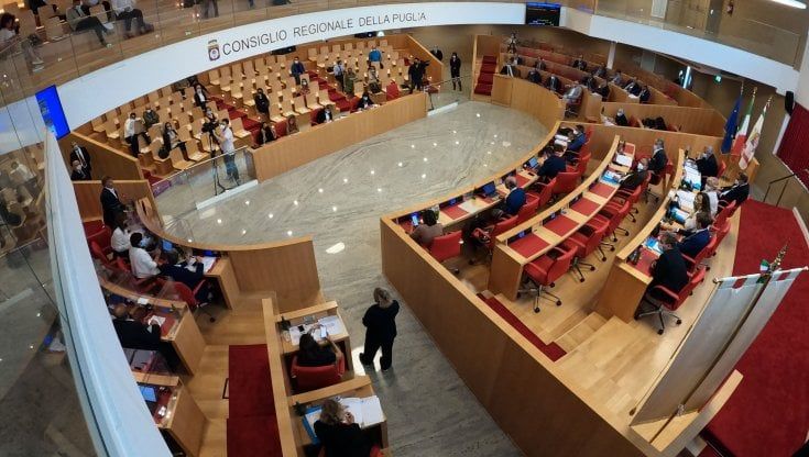 Regione Puglia, una leggina per salvare 90mila euro a testa se Emiliano va alle Europee: pronto l'emendamento
