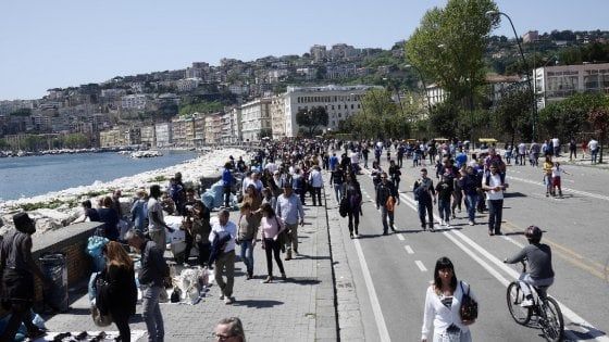 Napoli, blitz dei vigili sul lungomare contro ambulanti e parcheggiatori