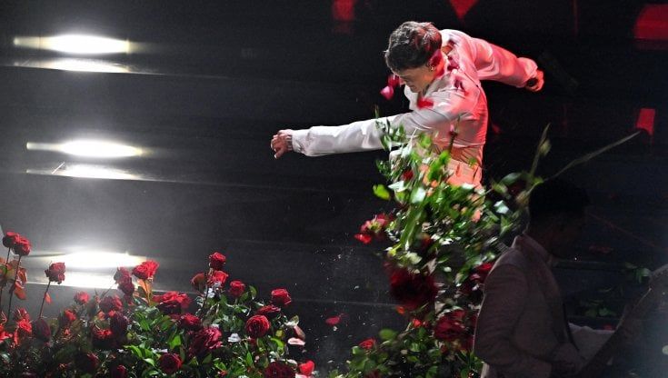 La furia di Blanco sul palco di Sanremo: distrutti i fiori dell'Ariston