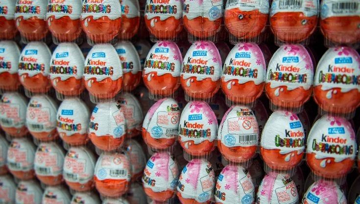 Ovetti Kinder e rischio salmonella nello stabilimento Ferrero: cosa sappiamo al momento