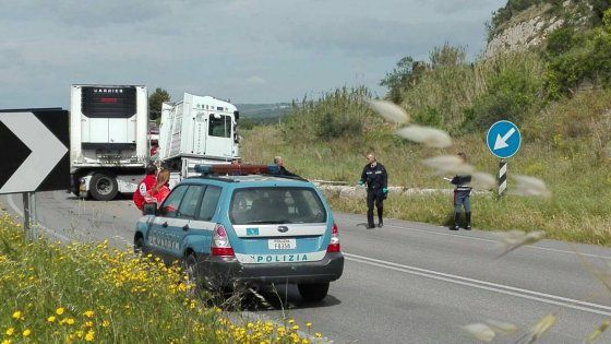Canosa, suv contro tir alle porte della città: morto un 29enne, il camionista è grave