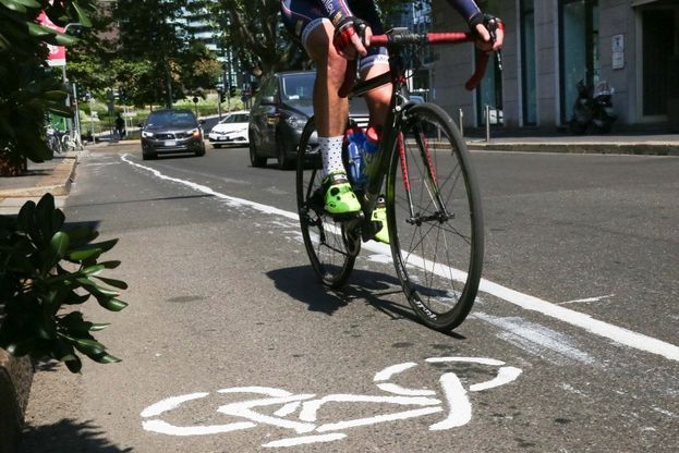 Guerrilla bike a Milano, in via Cartesio spunta una pista ciclabile 'spontanea'