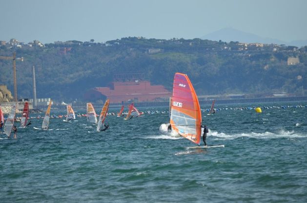 Nel golfo di Pozzuoli lo spettacolo del windsurf