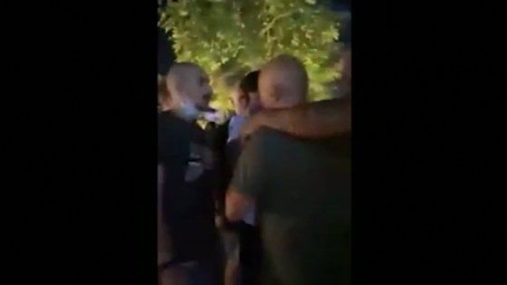 Incendi all'Aquila: il sindaco va in discoteca e litiga con un concittadino