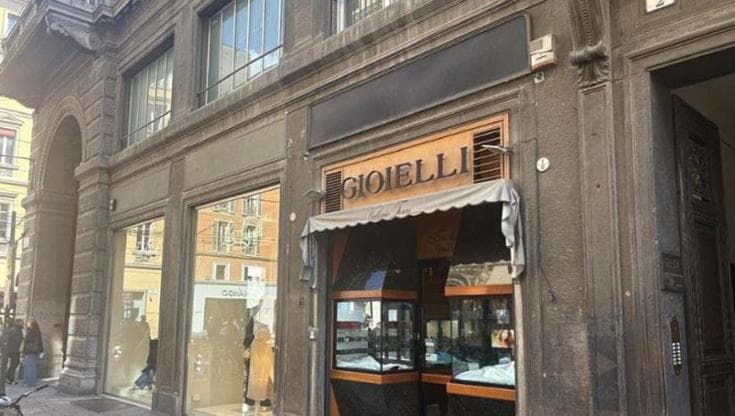 Tentata rapina in via Artieri, in casa del fermato trovati gli abiti usati in gioielleria