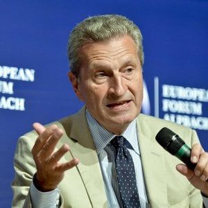 Oettinger contro l'Italia: "Venti miliardi di contributo all'Ue? E' una farsa"
