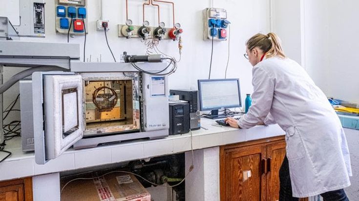 Esplode ampolla al Politecnico, tecnica di laboratorio perde dito e resta ustionata all’addome