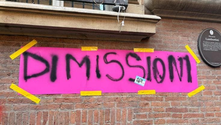 Minghetti bloccato da studenti: “Il preside ha protetto chi ha compiuto azioni gravi, si dimetta”