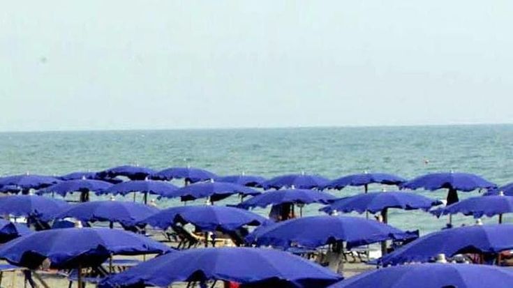 Aperti ma non tutti: si allunga l’estate degli stabilimenti balneari