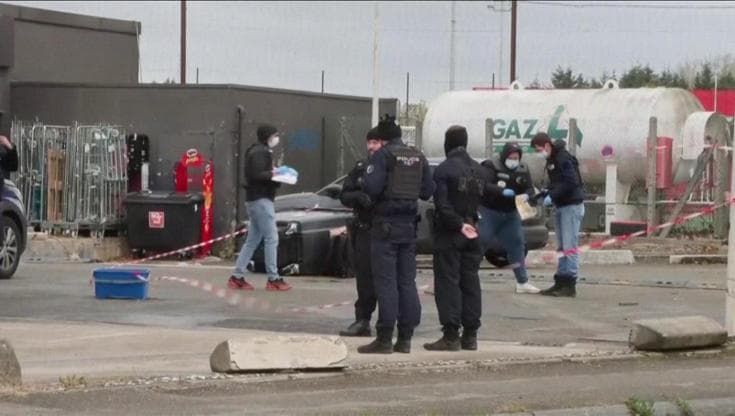 Francia, raffiche di mitra in strada alla periferia di Parigi: i rilievi della polizia