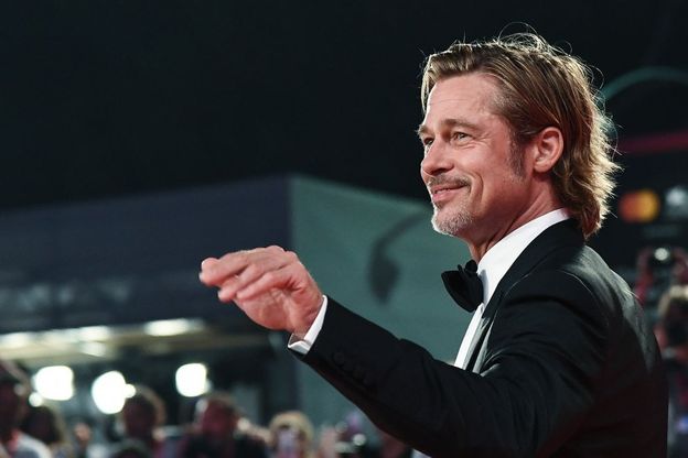 Venezia 76, selfie e sorrisi per Brad Pitt sul red carpet  