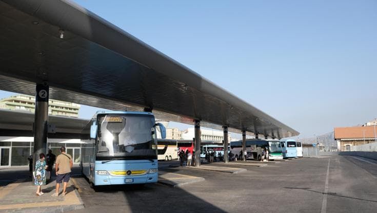 Pullman vecchi e niente livrea, la falsa partenza in Sicilia del nuovo trasporto su gomma