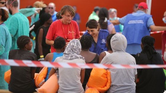Duemila migranti sbarcati in Sicilia. Ad Augusta estratti 217 corpi dal barcone naufragato