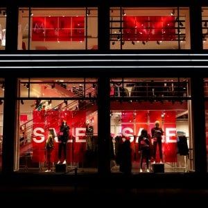 Commercio, discount ed e-commerce si mangiano i piccoli negozi