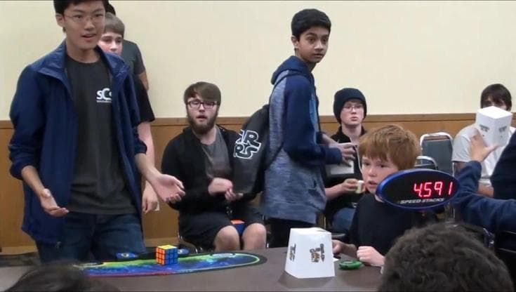 Chicago, risolve il cubo di Rubik in 4 secondi e stabilisce un nuovo record