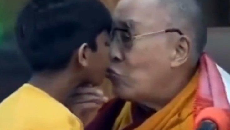 Il Dalai Lama e il bambino, parla il monaco che indaga sugli abusi nel buddismo: "È un dramma che spacca la comunità"