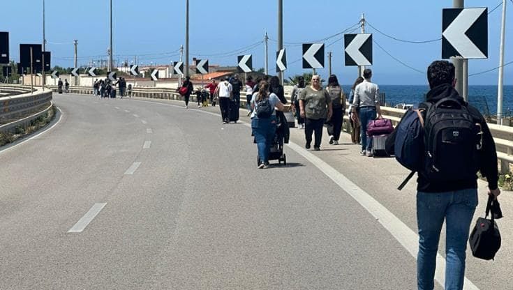 Incidente allo svincolo per l’aeroporto: persone costrette ad andare a piedi per non perdere il volo