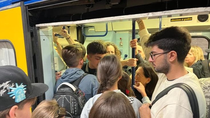 Metro, giornata di disagi sulla Linea 6: prima stop di un'ora e mezza, poi corse saltate e treni pieni come carri bestiame