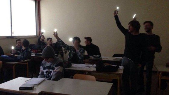 Bari, aule senza luce da quattro giorni: gli studenti usano i telefonini come torce 