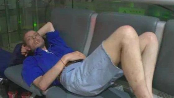 Cina, aspetta in aeroporto per 10 giorni una ragazza conosciuta in chat: finisce in ospedale
