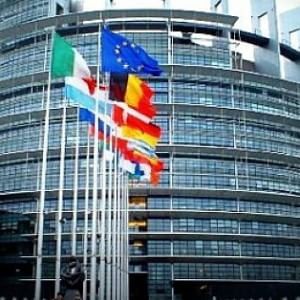 Parità di genere, Parlamento Ue: "Riconoscere diritti famiglie gay"
