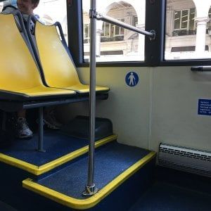 Anziani e disabili, due gradini per salire sul sedile riservato