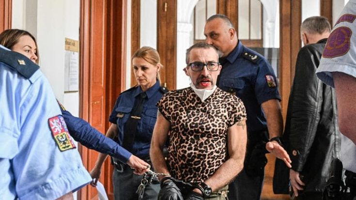 Germania, neonazista che cambiò genere per provocazione sconterà la pena in un carcere maschile
