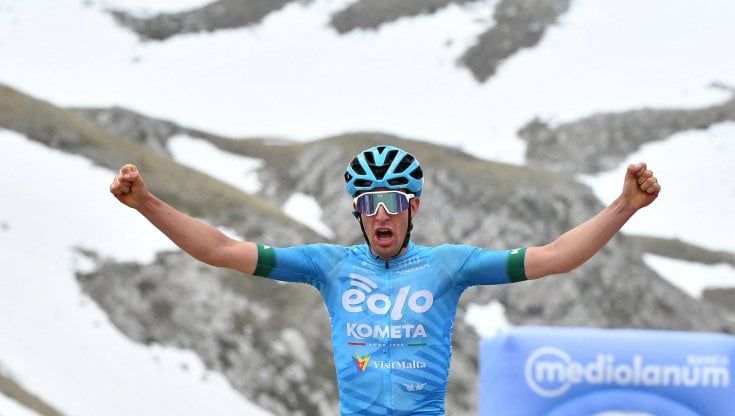 Giro d'Italia, sul Gran Sasso vince Davide Bais. Tra la neve i big si controllano