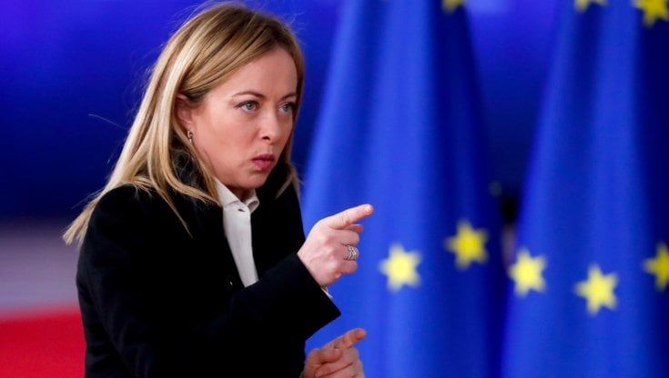 Benzina, retromarcia di Meloni: “Giù le accise se il prezzo sale”